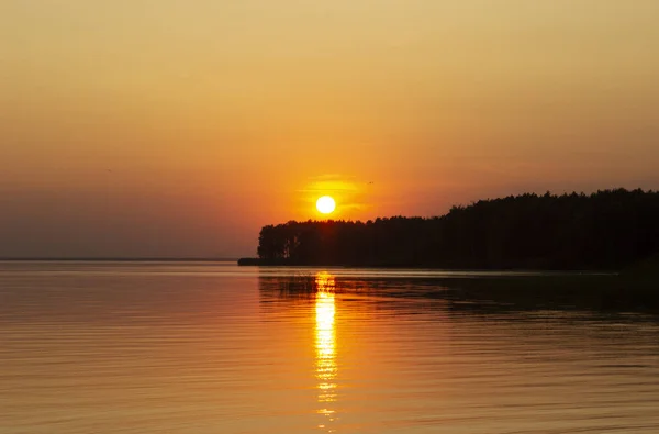 Vodorovná Fotografie Zlatého Západu Slunce Nad Řekou Nebo Mořem Odraz — Stock fotografie