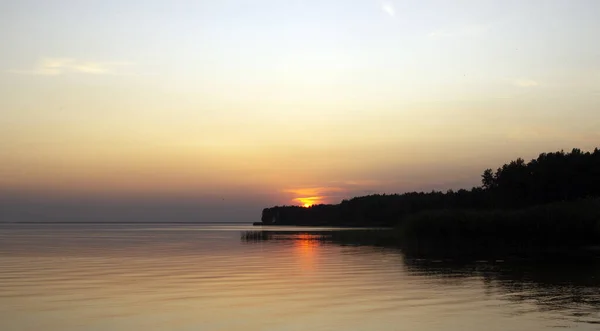 Poziome Zdjęcie Złotego Zachodu Słońca Nad Rzeką Lub Morzem Refleksja — Zdjęcie stockowe