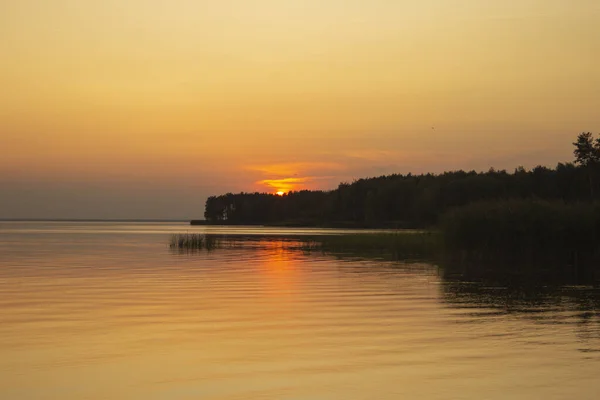 Foto Horisontal Matahari Terbenam Emas Atas Sungai Atau Laut Refleksi — Stok Foto