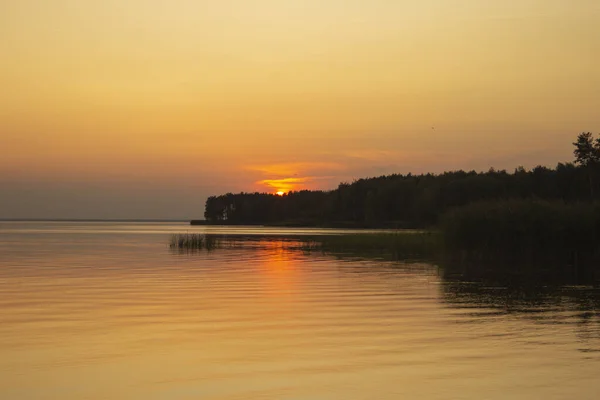 Foto Orizzontale Del Tramonto Dorato Sopra Fiume Mare Riflessione Nell — Foto Stock