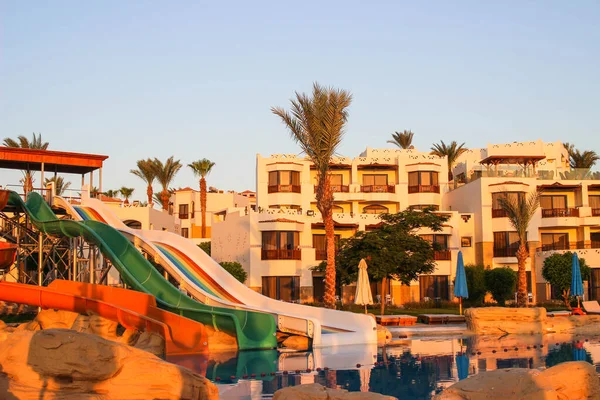 Corrediças Coloridas Arco Íris Água Com Piscina Hotel Amanhecer Entretenimento — Fotografia de Stock