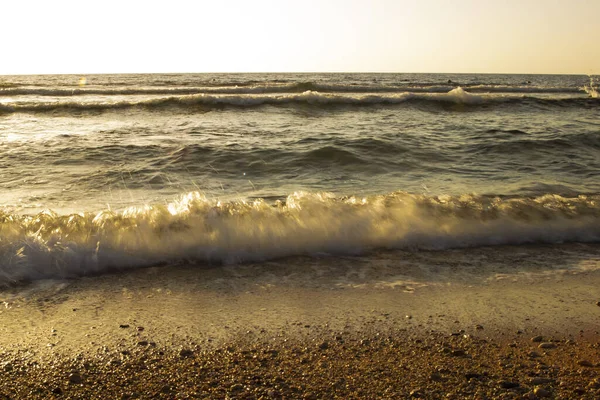 Sıcak kumun yaz arkaplanı deniz veya okyanus kabarcıkları ile fotokopi alanı ile şafak veya gün batımında kart veya reklam için 