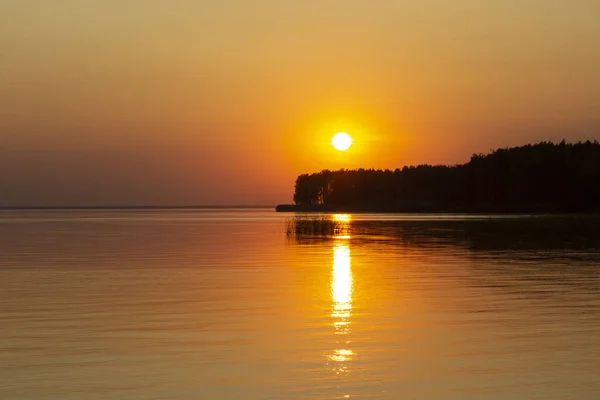 Poziome Zdjęcie Złotego Zachodu Słońca Nad Rzeką Lub Morzem Refleksja Obraz Stockowy