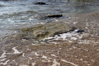 Sıcak kumun yaz arkaplanı deniz veya okyanus kabarcıkları ile fotokopi alanı ile şafak veya gün batımında kart veya reklam için 