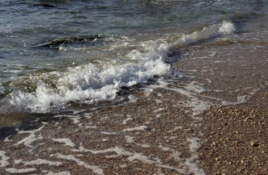 Sıcak kumun yaz arkaplanı deniz veya okyanus kabarcıkları ile fotokopi alanı ile şafak veya gün batımında kart veya reklam için 