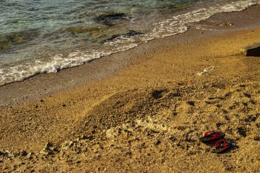 Sıcak kumun yaz arkaplanı deniz veya okyanus kabarcıkları ile fotokopi alanı ile şafak veya gün batımında kart veya reklam için 