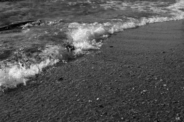 Sıcak kumun yaz arkaplanı deniz veya okyanus kabarcıkları ile fotokopi alanı ile şafak veya gün batımında kart veya reklam için 