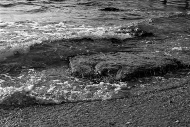 Sıcak kumun yaz arkaplanı deniz veya okyanus kabarcıkları ile fotokopi alanı ile şafak veya gün batımında kart veya reklam için 