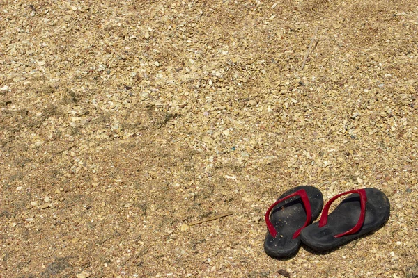 Par Zapatillas Rojas Negras Arena Dorada — Foto de Stock