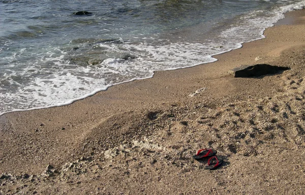 Rode Zwarte Pantoffels Het Zand Zomer Achtergrond Van Warm Zand — Stockfoto