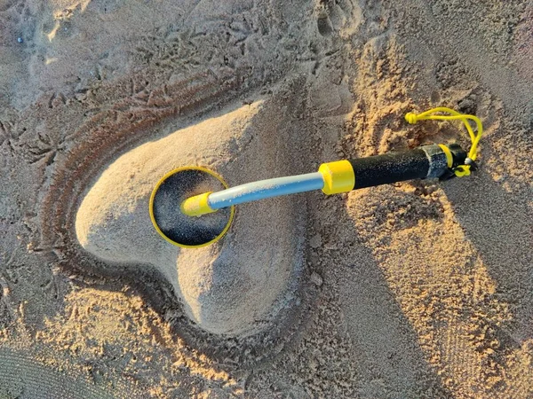 Foto Metal Detector Subacqueo Cuore Sabbia Sulla Spiaggia Ricerca Del — Foto Stock
