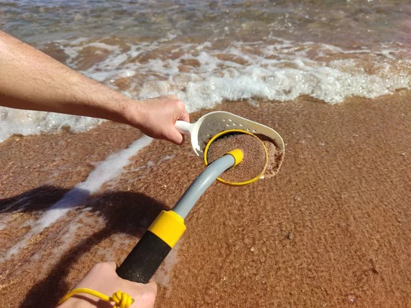 Photo Underwater Metal Detector Shovel Sand Treasure Searching Tourist Adventure 로열티 프리 스톡 사진