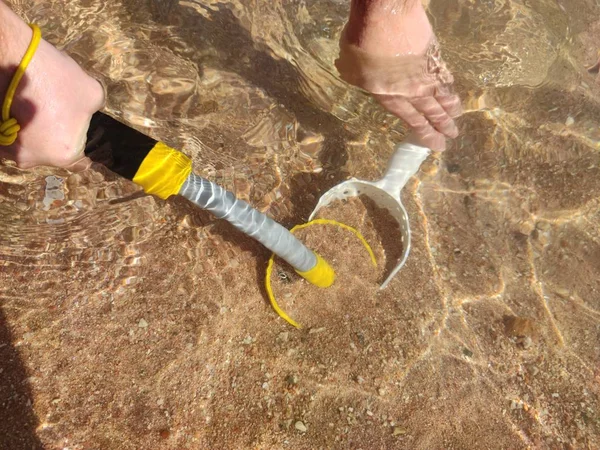 Photo Underwater Metal Detector Shovel Sand Treasure Searching Tourist Adventure 스톡 사진