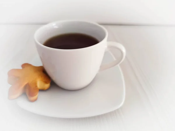 Ένα Λευκό Φλιτζάνι Τσάι Καφέ Και Πιατάκι Στο Ξύλινο Τραπέζι — Φωτογραφία Αρχείου