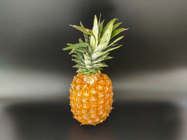 Eine Ganze Ananas Auf Schwarz Vegetarische Und Gesunde Ernährung Hintergrund — Stockfoto