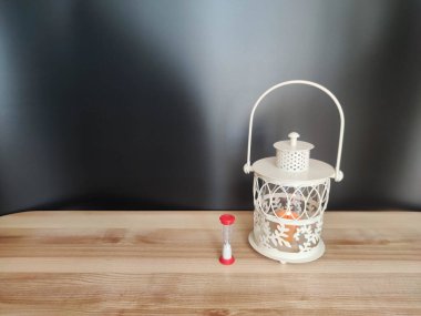 Masanın üzerinde turuncu bir mum ve siyah arka planı olan klasik bir fener. Ramazan kareem bayramı kutlaması. Telif hakkı belgesi fotoğrafı.