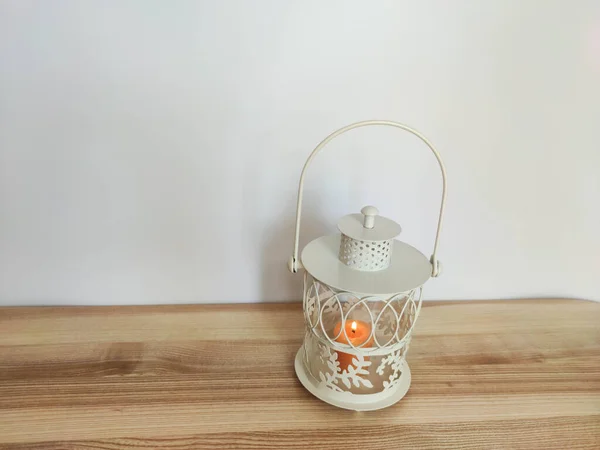 Linterna Vintage Con Una Vela Naranja Sobre Mesa Con Fondo — Foto de Stock