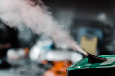 Elektrikli nemlendirici açık. Nemlendiriciden su buharı..