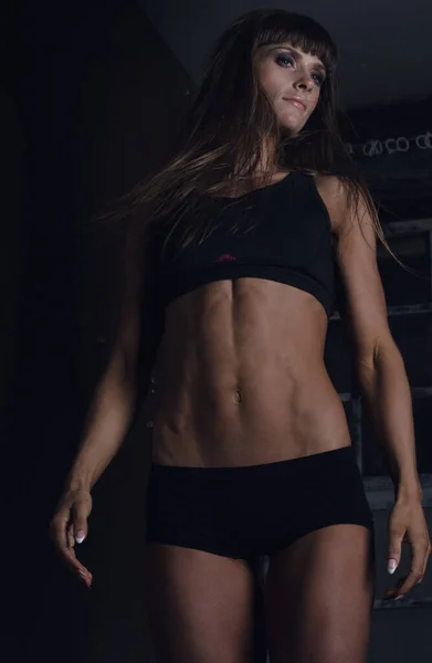 Bodybuilderin Nahaufnahme Badeanzug Posiert Einem Fotostudio Ein Mädchen Mit Durchtrainierter — Stockfoto