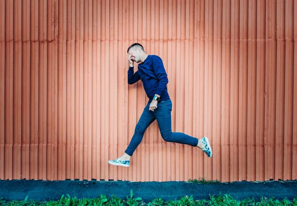 Ung Kille Studsar Nära Väggen Kort Exponeringsbild — Stockfoto