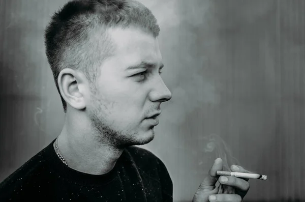 Retrato Jovem Fumando Cigarro Perto Uma Parede Prédio Imagens Royalty-Free