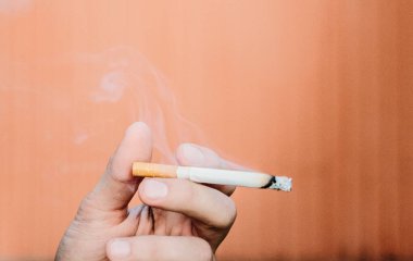 Sigara içen bir el.