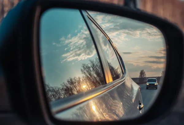 車の鏡の中の道路の反射を閉じる — ストック写真