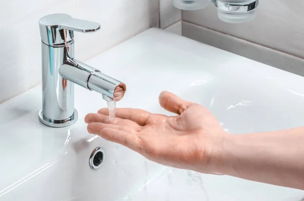 Handwas Met Zeepwater Badkamer Een Jongeman Wast Zijn Handen Met — Stockfoto