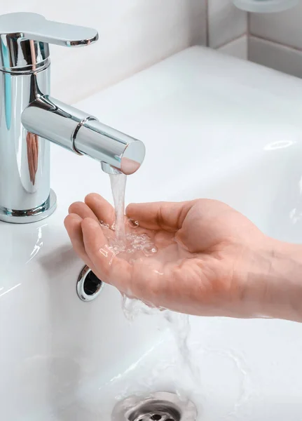 Handwas Met Zeepwater Badkamer Een Jongeman Wast Zijn Handen Met — Stockfoto