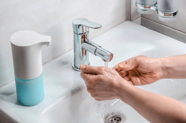 Handwas Met Zeepwater Badkamer Een Jongeman Wast Zijn Handen Met — Stockfoto