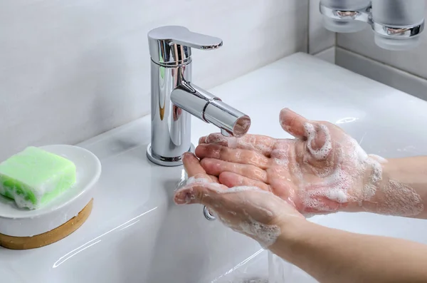 Handwas Met Zeep Preventieve Maatregelen Tegen Infectie Een Jongeman Wast — Stockfoto