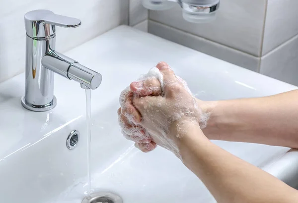 Mycie Rąk Mydłem Środki Zapobiegawcze Przeciwko Zakażeniom Młody Facet Myje — Zdjęcie stockowe