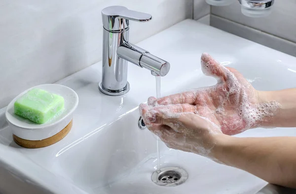 Handwas Met Zeep Preventieve Maatregelen Tegen Infectie Een Jongeman Wast — Stockfoto
