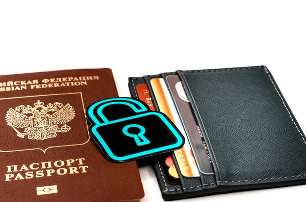 鍵付きのパスポート クレジットカード付きのカード保持者 航空券の払い戻しを拒否する 旅行の混乱 コロナウイルスによる海外出発禁止のシンボル — ストック写真