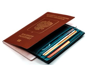Yabancı bir pasaportun yanında bir kredi kartı sahibi. Seyahat için bilet ödemesi
