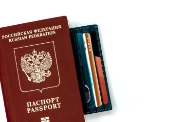Yabancı bir pasaportun yanında bir kredi kartı sahibi. Seyahat için bilet ödemesi