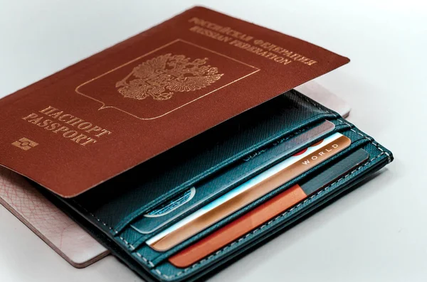 Власник Кредитної Картки Біля Закордонного Паспорта Оплата Квитків Проїзд — стокове фото