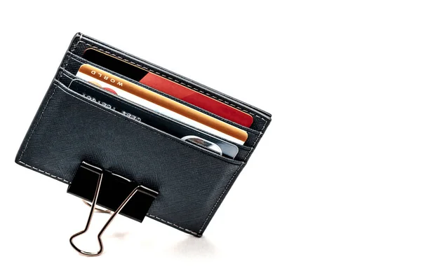 Läderkortsinnehavare Med Kreditkort Vit Bakgrund Korthållare Fastspänd Med Ett Gem — Stockfoto