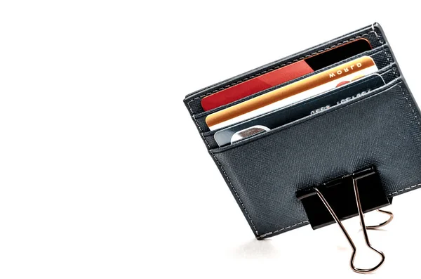 Läderkortsinnehavare Med Kreditkort Vit Bakgrund Korthållare Fastspänd Med Ett Gem — Stockfoto