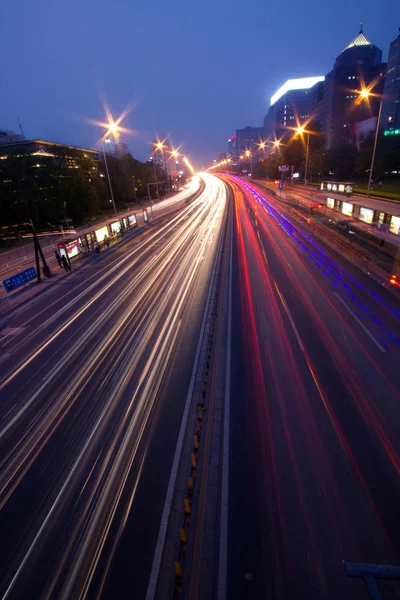Pekin, Chinathe yolu bir lambanın altında gece yolu