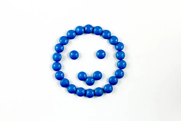 Bir grup küçük mavi yuvarlak briketler