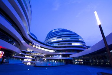 Chaoyang, Pekin ticari merkez binada Soho gece görünümü