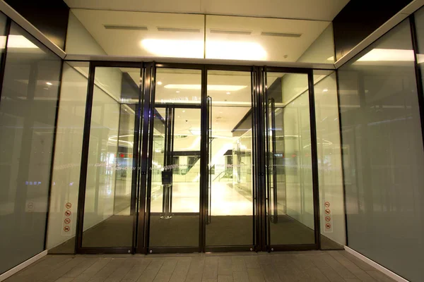 ビジネス センターでアパートメントのガラスのドア ストック画像