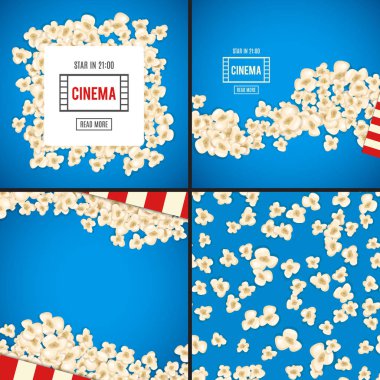 Yığın patlamış mısır film için mavi arka plan üzerinde yatıyor.