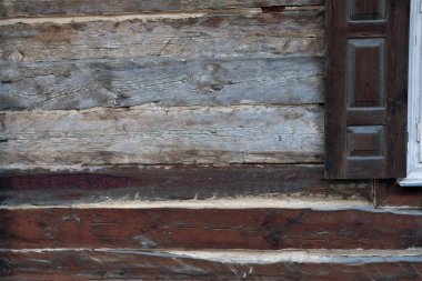 Kırsal bir kulübede kepenkli eski püskü bir ahşap. Çok var.