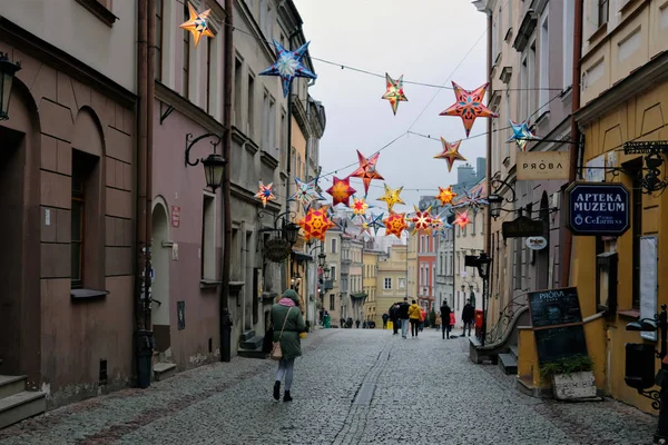 12/30/2019 Lublin, Poland. People walking down Grodzka street de — Stock Photo, Image