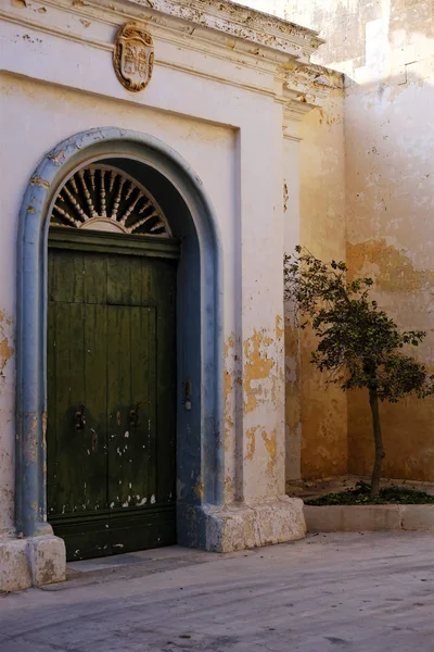 Porta verde em um beco sem saída tranquila em Malta — Fotografia de Stock