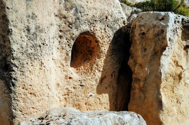 Malta 'nın Gozo adasındaki Xaghra' daki antik Ggantija tapınaklarının kireçtaşı duvarında bir delik.