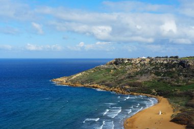 Ramla Körfezi 'ndeki sahil manzarası Ir-Ramla l-amra' The Red Sandy Beach 'in Gozo' su.