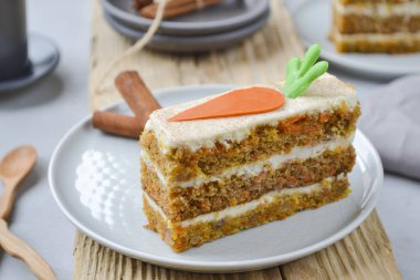 Anneler Günü için havuçlu kek. Krem peynir ve kremayla kaplı rendelenmiş havuçlu, cevizli ve kayısılı kek. Rahatlamak büyük bir zevk. Ulusal tatil. Yakın çekim, kopyalama alanı, üst görünüm.
